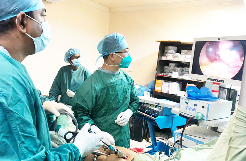 Dr. Duan Yunfei (right) performing the cholecystectomy and hepatectomy at the GPHC