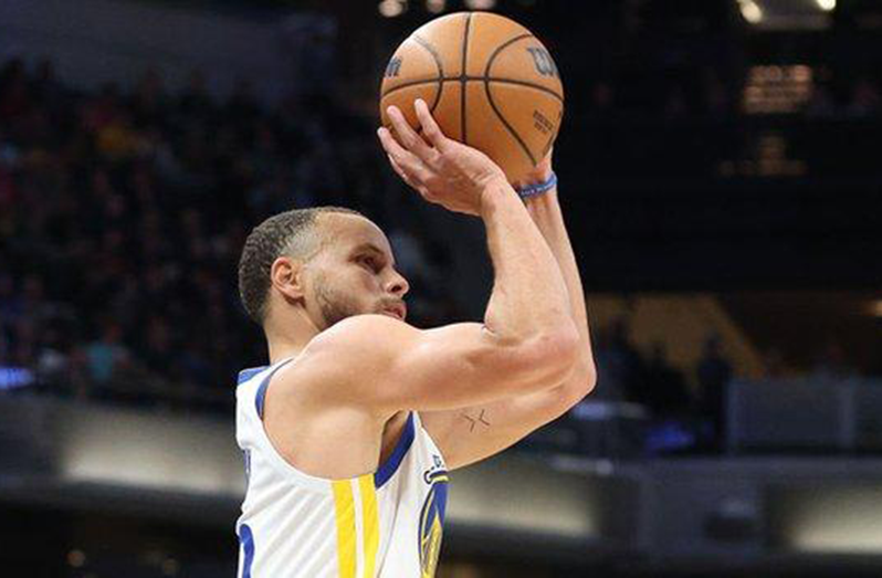 Stephen Curry moved to within one three-pointer of the NBA record