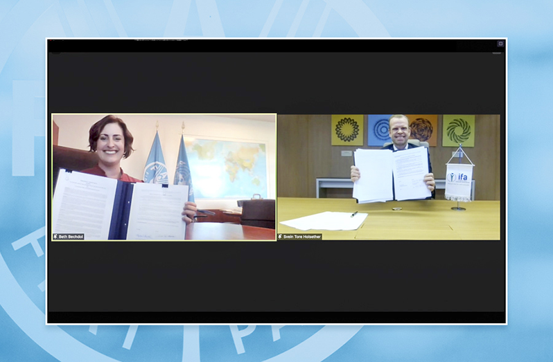 The MoU was signed virtually by Beth Bechdol, FAO’s Deputy Director-General, and Svein Tore Holsether, IFA’s Board Chair