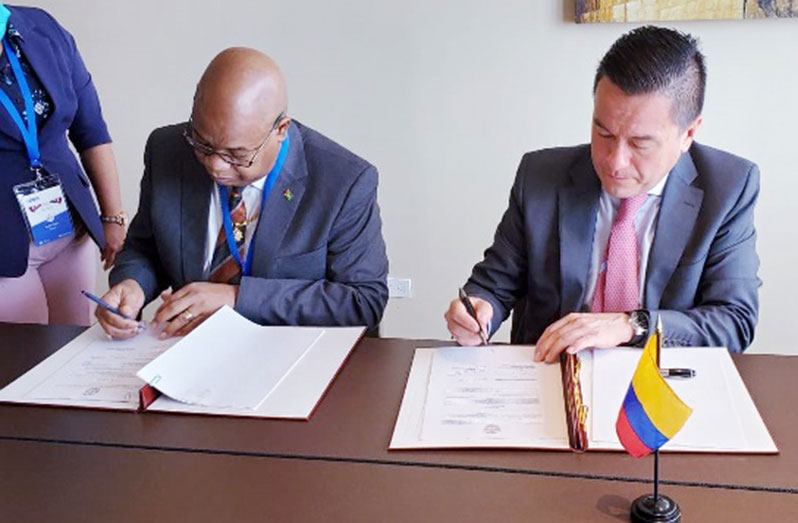 Minister of Public Works, Juan Edghill inks the notable agreement with Jair Orlando Fajardo, Director of the Colombia Civil Aviation Authority