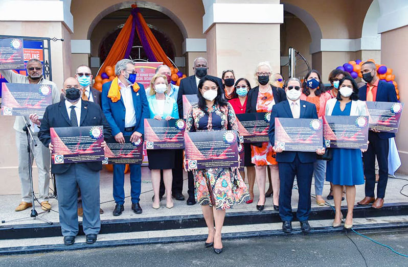 Prime Minister, Brigadier (Ret’d) Mark Phillips, on Wednesday, led the charge in taking the ‘I CAN’ pledge to fight against domestic violence. Joining him were several government officials and members of the Diplomatic Corps along with representatives of the religious community and civil society