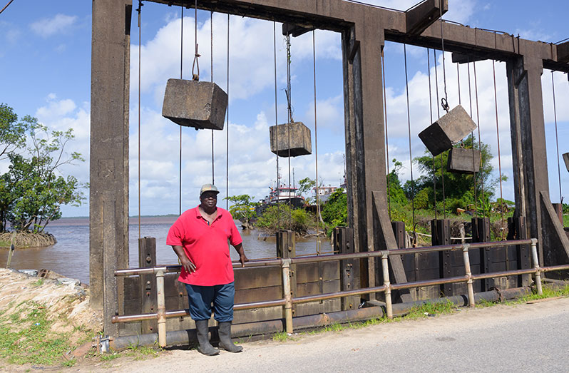 Andrew Gyfhius at the Salem/Naamryck sluice (Delano Williams photos)