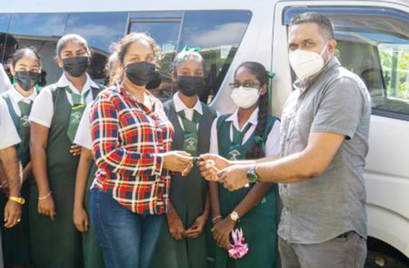 Minister of Local Government and Regional Development, Nigel Dharamlall, handing over the keys for the school buses to a teacher of Leguan Secondary School (DPI photo)