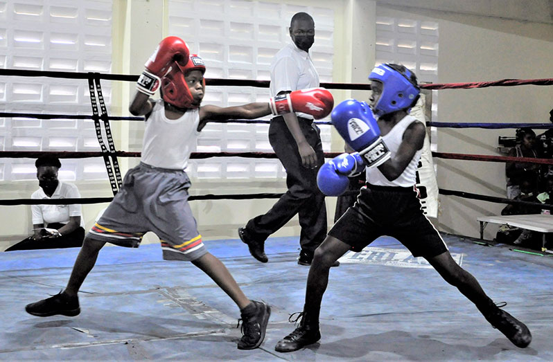Action between Daniel Alleyne (right) and Jewel Griffith at the recent Pepsi/Mike Parris U-16 Championships. (Sean Devers photo)
