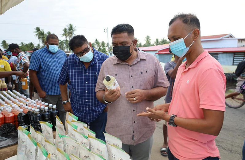 Minister of Agriculture, Zulfikar Mustapha, examines a product (Ministry of Agriculture photo)