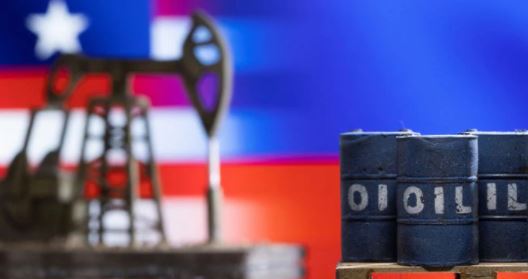 Models of oil barrels and a pump jack are seen in front of displayed U.S. and Russia flag colours in this illustration taken March 8, 2022. REUTERS/Dado Ruvic/Illustration.