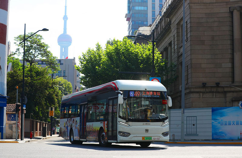Bus route No. 49 runs in Shanghai on May 22, 2021 (Photo by Zhu Xingxin/chinadaily.com.cn)