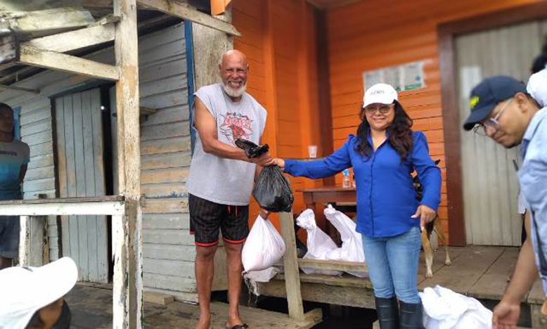 Minister of Amerindian Affairs, Pauline Sukhai distributes flood-relief hampers to Region Eight residents (DPI photo)