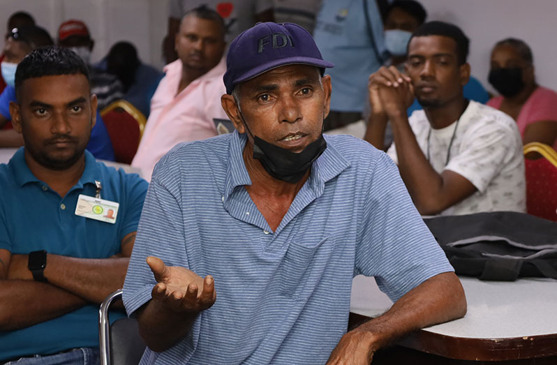 A fishermen making a comment during the meeting (Ministry of Agriculture photo)