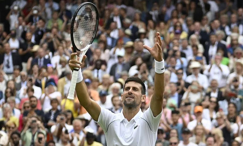 Serbia's Novak Djokovic in action during his quarter-final match against Italy's Jannik Sinner, All England Lawn Tennis and Croquet Club, London, Britain - July 5, 2022 (REUTERS/Toby Melville)