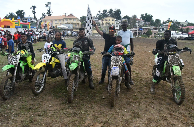 FMW_1342 85CC  – 85CC overall winner, Demetri Prowell (right) in the company of 9-year-old Lishon Lewis (2nd right) and the other competitors.