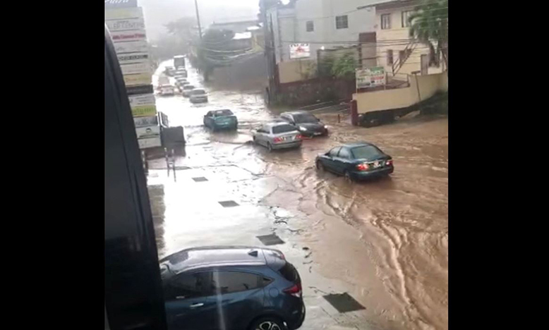 Cars drive through floodwaters along Saddle Road, Maraval (Photo credit: T&T Guardian)