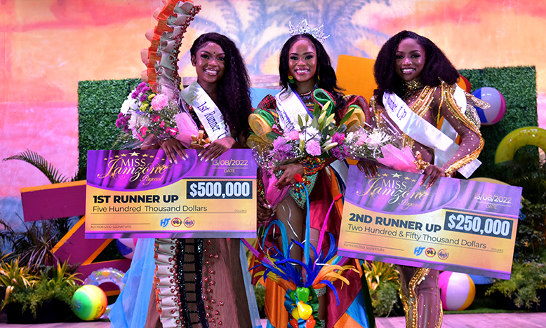 Queen Amel Griffith (centre) flanked by first Runner Up, Jasmaine Asannah (left) and Second Runner up, Omaiah Hall (right) (Elvin Carl Croker photo)
