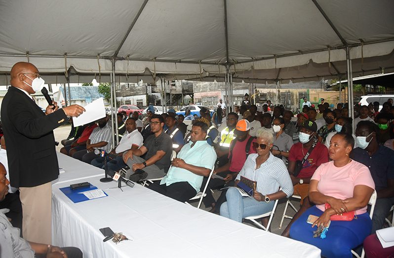 Minister Juan Edghill addresses residents (Adrian Narine photos)