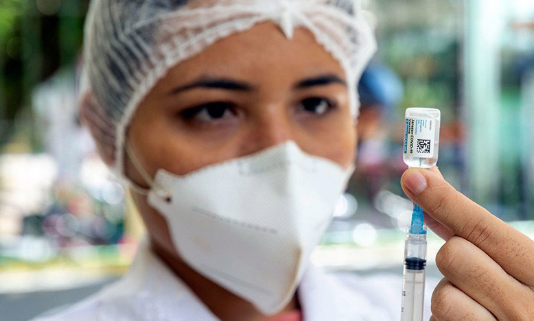 A nurse prepares to administer a COVID-19 vaccination in northern Brazil (PAHO photo)