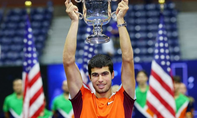 -U.S. Open - Flushing Meadows, New York, United States - September 11, 2022 Spain's Carlos Alcaraz celebrates with the trophy after winning the U.S. Open REUTERS/Mike Segar