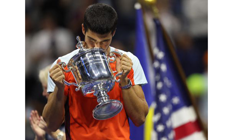 U.S. Open - Flushing Meadows, New York, United States - September 11, 2022 Spain's Carlos Alcaraz celebrates with the trophy after winning the U.S. Open REUTERS/Shannon Stapleton