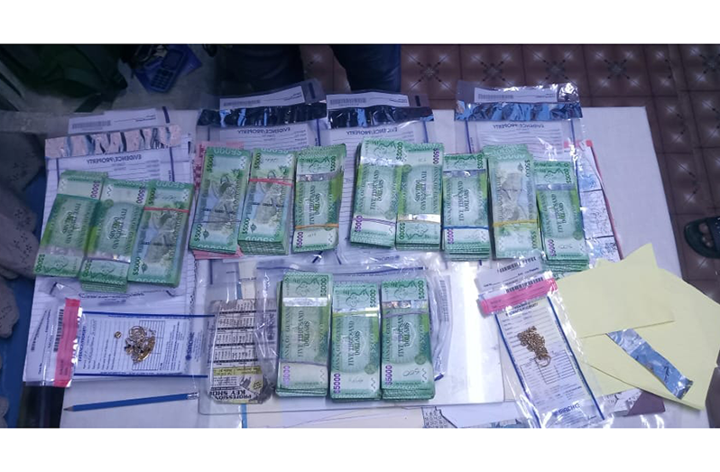 The recovered cash and jewellery (Guyana Police Force photo)