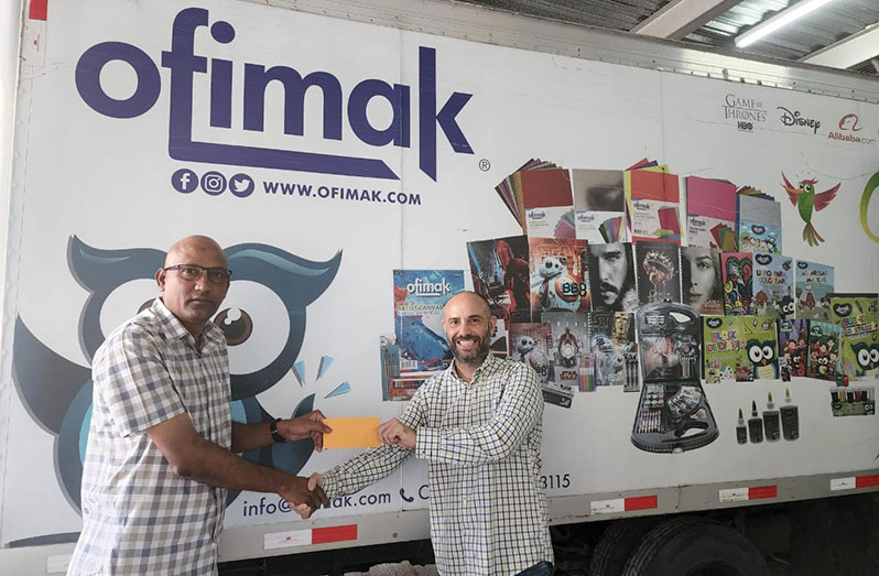 Abraham Woginiak (right) of Ofimak hands over sponsorship cheque to Hardyal