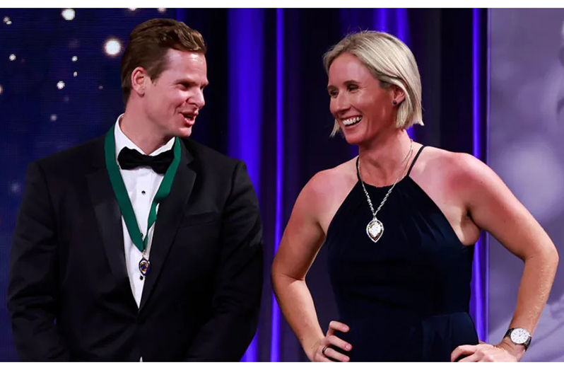 Steven Smith and Beth Mooney took the main medals at the CA awards  •  Getty Images