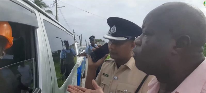 PNCR Leader Aubrey Norton engages police officers who accompanied Housing and Water officials who, in accordance with a final notice issued by the Ministry of Housing and Water, were dismantling structures built by squatters in Mocha (Screenshot taken from APNU+AFC’s live video of  efforts to obstruct the removal of squatters)