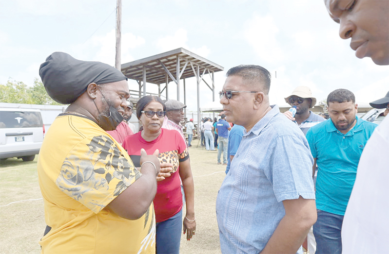Minister of Agriculture, Zulfikar Mustapha, interacts with a resident (Ministry of Agriculture photos)