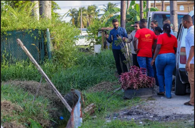 Minister of Agriculture Zulfikar Mustapha (second left) assessing one of the clogged drains