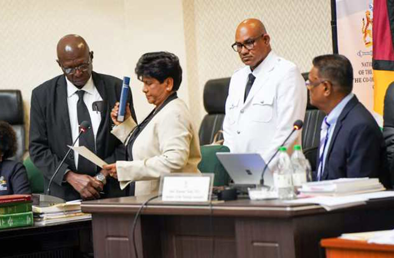 Nandranie Coonjah taking the Oath of Office (DPI photo)