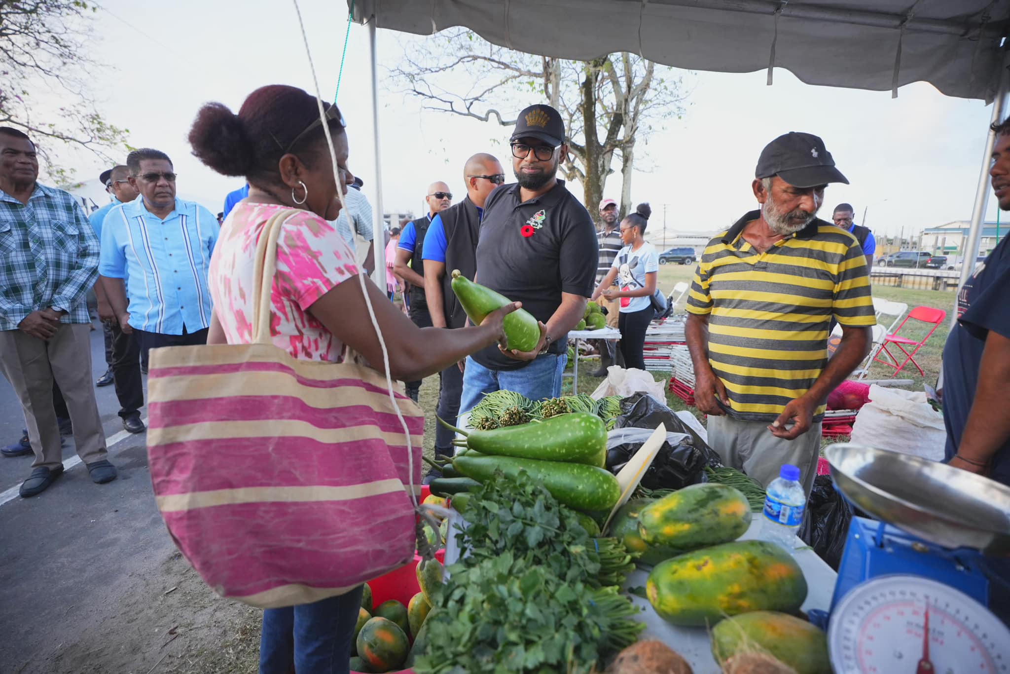 The GDF’s farmers’ market saw hundreds of consumers purchasing fresh produce (Office of the President photos)