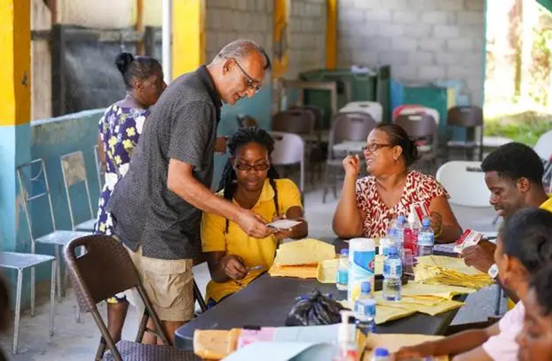 Pensioners during the distribution exercise