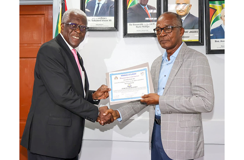 Minister Joseph Hamilton (left) with Director-General (ret’d) Lieutenant-Colonel Egbert Field (MoL photo)