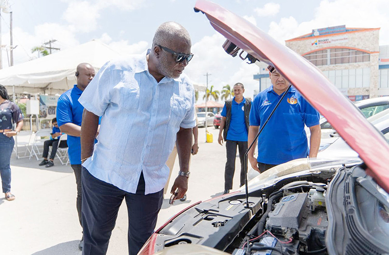 Prime Minister, Brigadier (retired) Mark Phillips inspecting an electric vehicle (Office of the Prime Minister photos)
