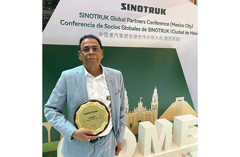 Nasrudeen Mohamed with his award in Mexico City