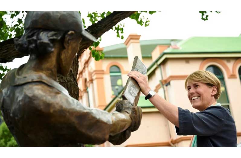Belinda Clark poses with her statue at the SCG, the first of a female cricketer in the world  •  (Cricket Australia via Getty Images)