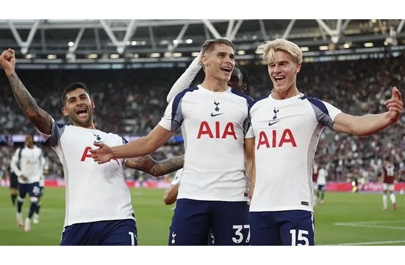 Lucas Bergvall (right) is the second youngest player to score and assist a goal in the Premier League for Spurs (19y 223d) after Nick Barmby. (Getty Images)