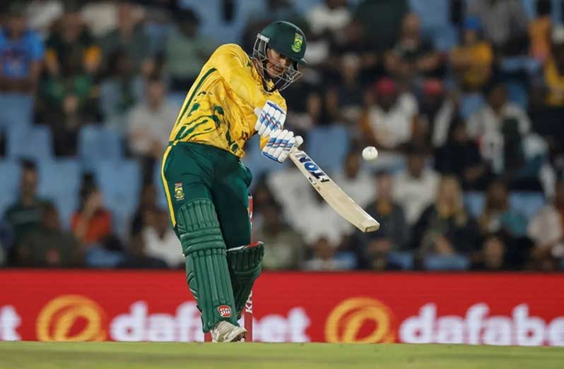De Kock’s blazing century lights up South Africa’s barnstorming chase