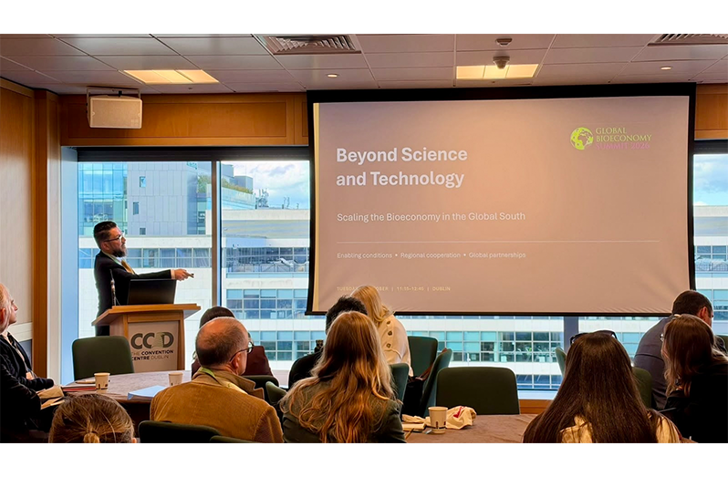 Hugo Chavarría (standing), IICA Bioeconomy Specialist and Executive Secretary of the Latin American Bioeconomy Network, speaking during the workshop “Beyond Science and Technology: Scaling the Bioeconomy in the Global South” at the Global Bioeconomy Summit 2026