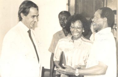 Prime Minister Hamilton Green greets Venezuelan Foreign Minister Reinaldo Figuredo Planchart in the presence of then Ambassador to Venezuela Cheryl Miles, October 2, 1990. Mrs Miles returns to Venezuela shortly to take up the same post, Ambassador to Venezuela.