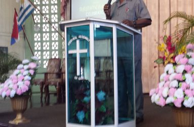 Rev. Dr. John O. Smith
addresses the congregation
