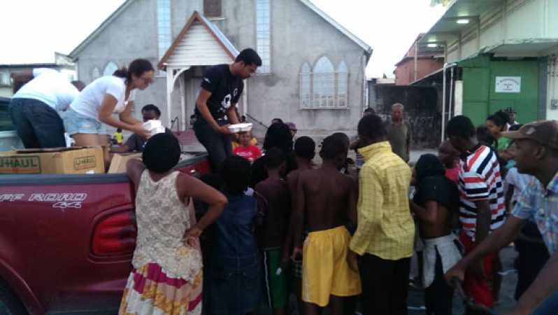 Global Shapers members distributing hot meals to communities in the city