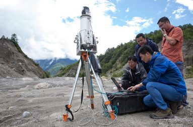 You Yong (left) and his colleagues from the Institute of Mountain Hazards and Environment are investigating the landslide in Zhamu Creek, Yigong Village of Bomi County in Tibet. (by Jin Liwang/Xinhua)