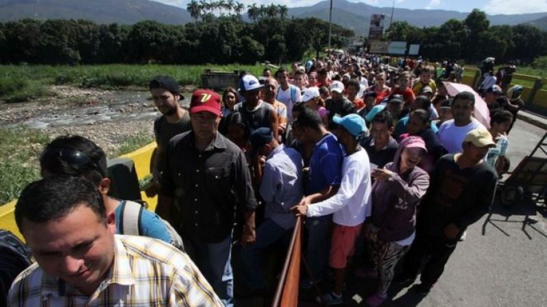 Long queues formed in the main crossing, linking San Antonio del Tachira in Venezuela to Cucuta in Colombia