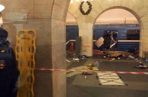 The badly-damaged train came to a stop at the Tekhnologichesky Institut station