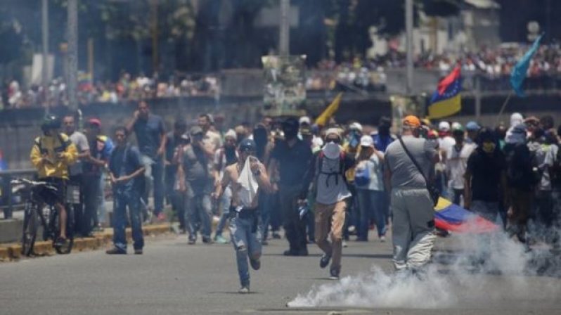 In Caracas, riot police threw tear gas to try to prevent them reaching the offices of the national ombudsman