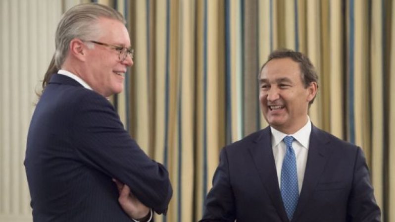 Delta CEO Ed Bastian (left) and United CEO Oscar Munoz in happier times