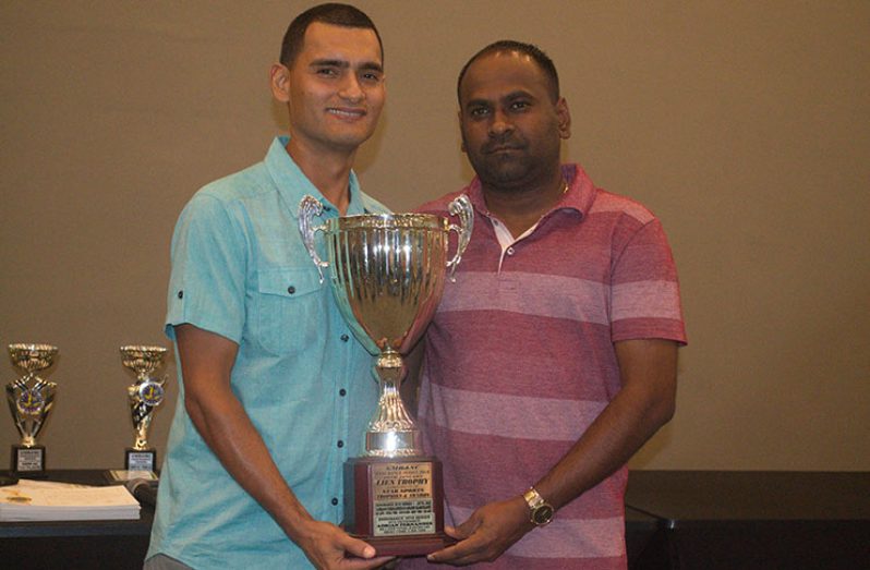 FLASHBACK! Adrian Fernandes (left) and Team Ramchand Wreckers owner Anand Ramchand during the 2018 prize-giving ceremony (GTRidez photo)