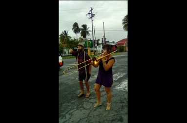 Romina (left) and Luca do a gig at the busy intersection of the Railway Embankment and Sheriff Street (Photo by Anthony Layne)