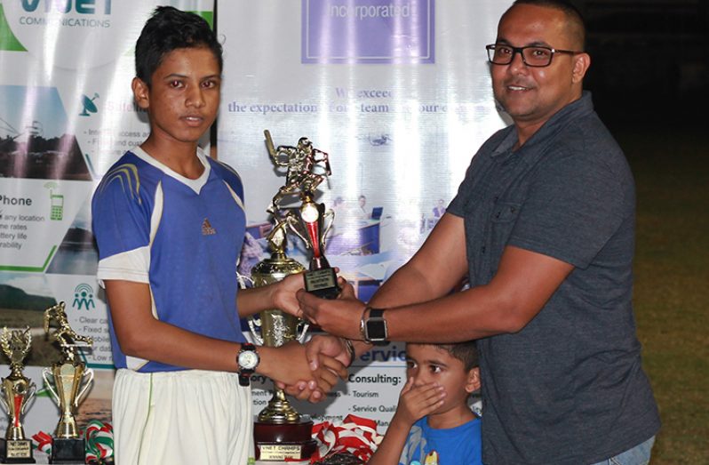 Alvin Mohabir, one of the outstanding players from the 2018 edition of the GCA/VNet U-13 competition, collects an award from Safraz Sheriffudeen.