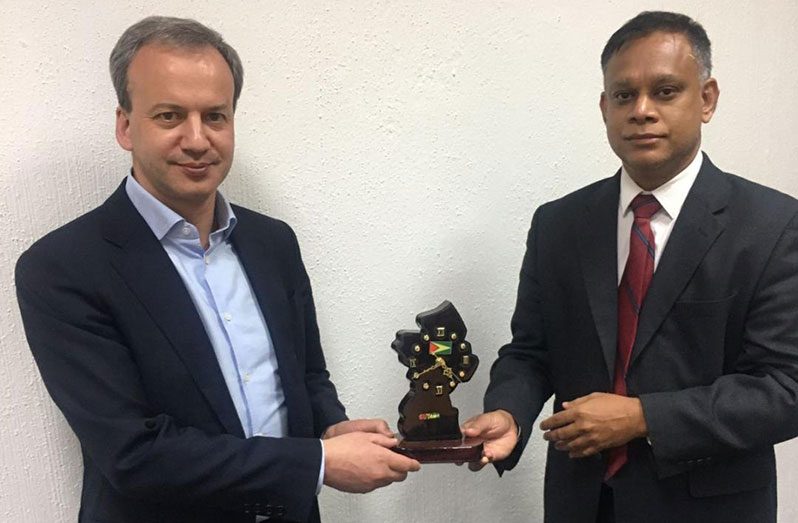 Vice-president of the GCF, Anand Raghunauth, presents a token to FIDE president Arkady Dvorkovich