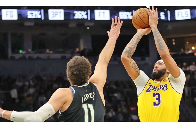 Anthony Davis starred at both ends of the court for the Lakers.